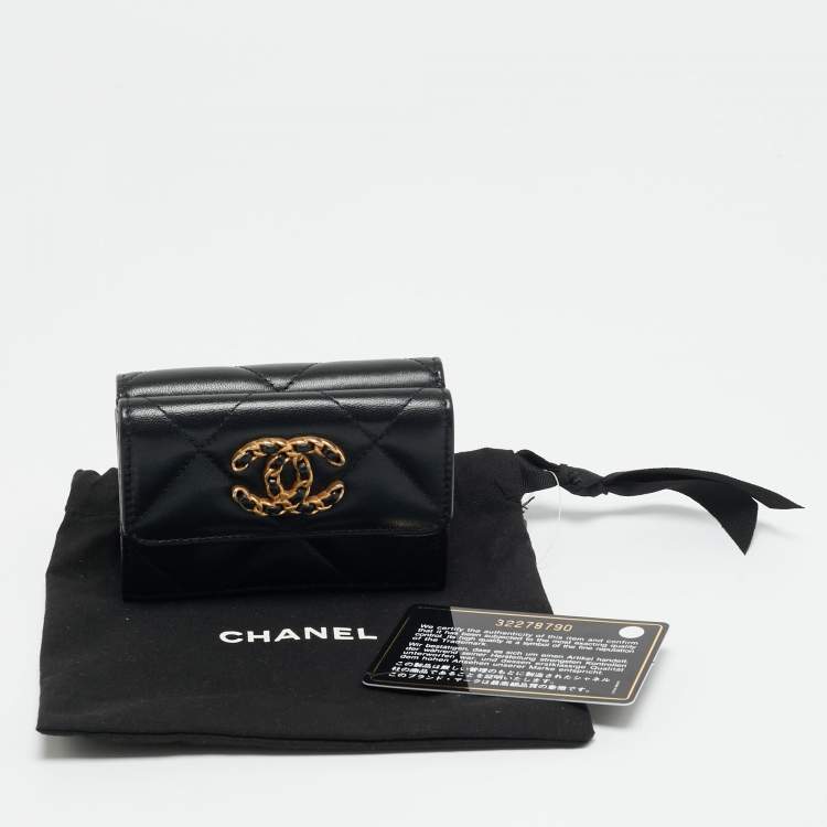 مملوكة مسبقًا Chanel Black Quilted Leather 19 Card Case