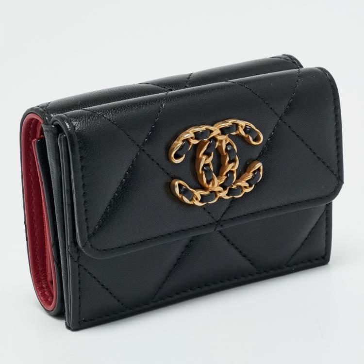 مملوكة مسبقًا Chanel Black Quilted Leather 19 Card Case