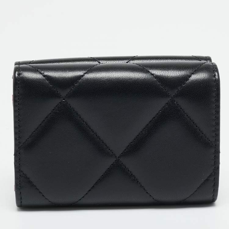 مملوكة مسبقًا Chanel Black Quilted Leather 19 Card Case