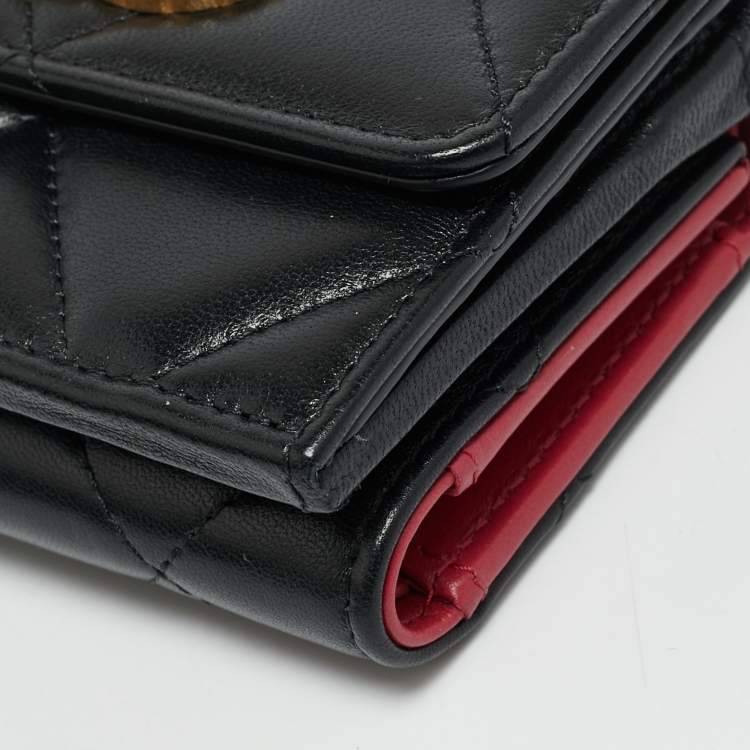 مملوكة مسبقًا Chanel Black Quilted Leather 19 Card Case