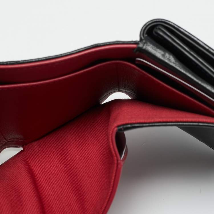 مملوكة مسبقًا Chanel Black Quilted Leather 19 Card Case