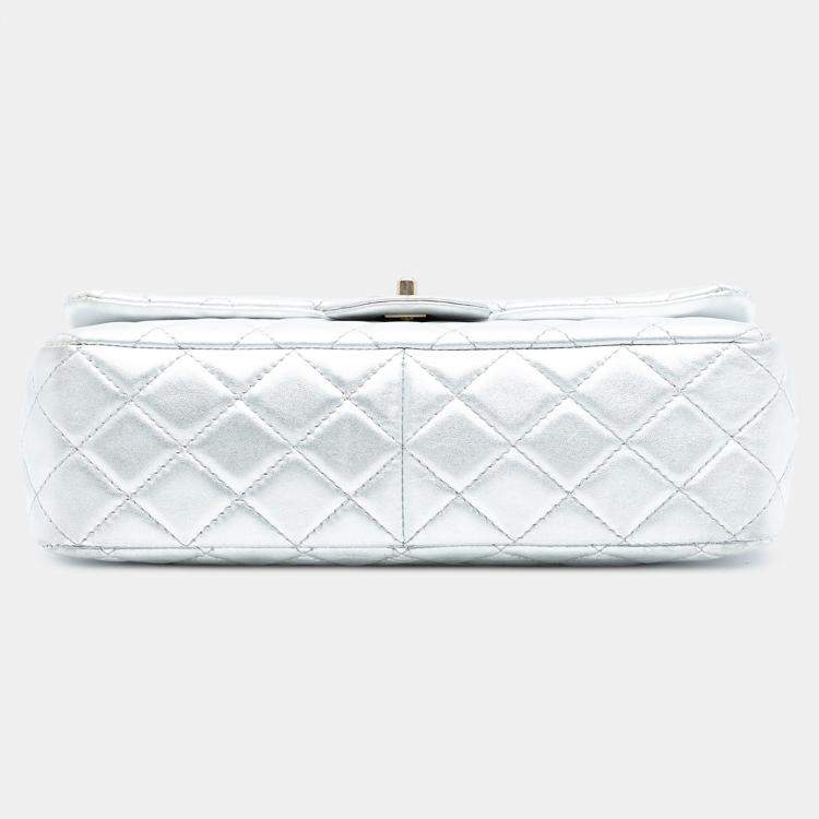 مملوكة مسبقًا Chanel Silver Jumbo Classic Metallic Lambskin Single Flap
