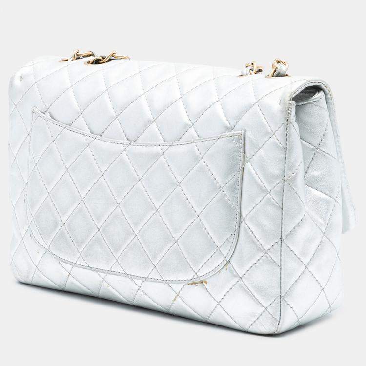 مملوكة مسبقًا Chanel Silver Jumbo Classic Metallic Lambskin Single Flap
