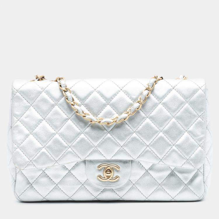 مملوكة مسبقًا Chanel Silver Jumbo Classic Metallic Lambskin Single Flap