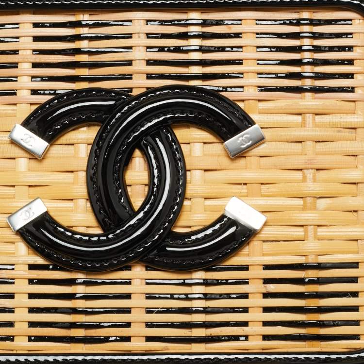 Pre Owned Chanel CC Filigree Vanity Case Small Beige/Black Rattan and Patent Leather Shoulder Bag