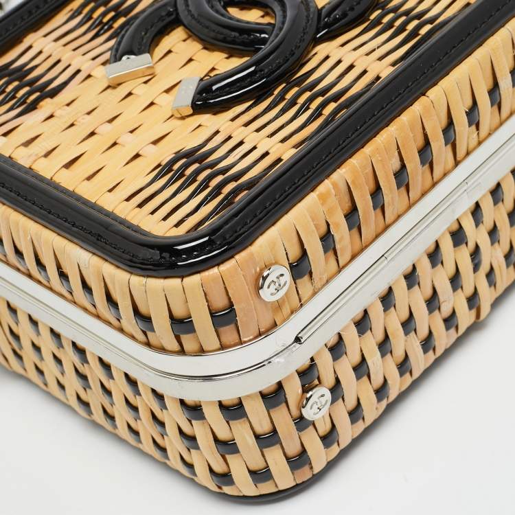Pre Owned Chanel CC Filigree Vanity Case Small Beige/Black Rattan and Patent Leather Shoulder Bag