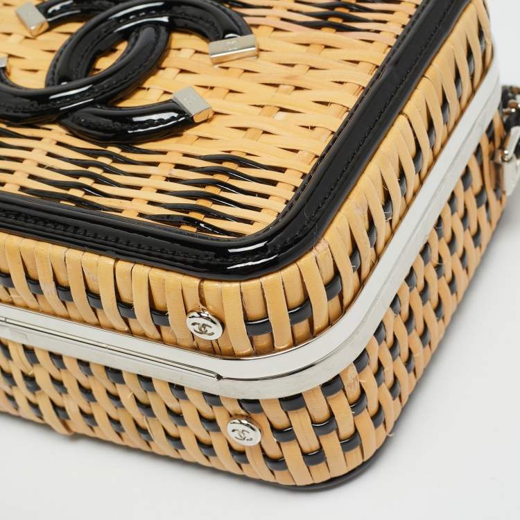 Pre Owned Chanel CC Filigree Vanity Case Small Beige/Black Rattan and Patent Leather Shoulder Bag