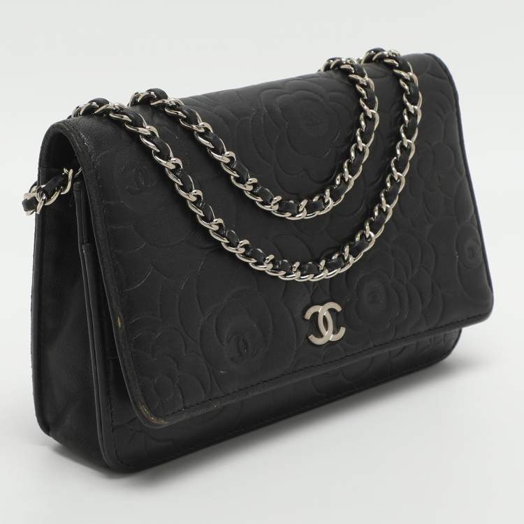 Pre Owned حقيبة كلتش شانيل WOC جلد نقش كاميليا سوداء
