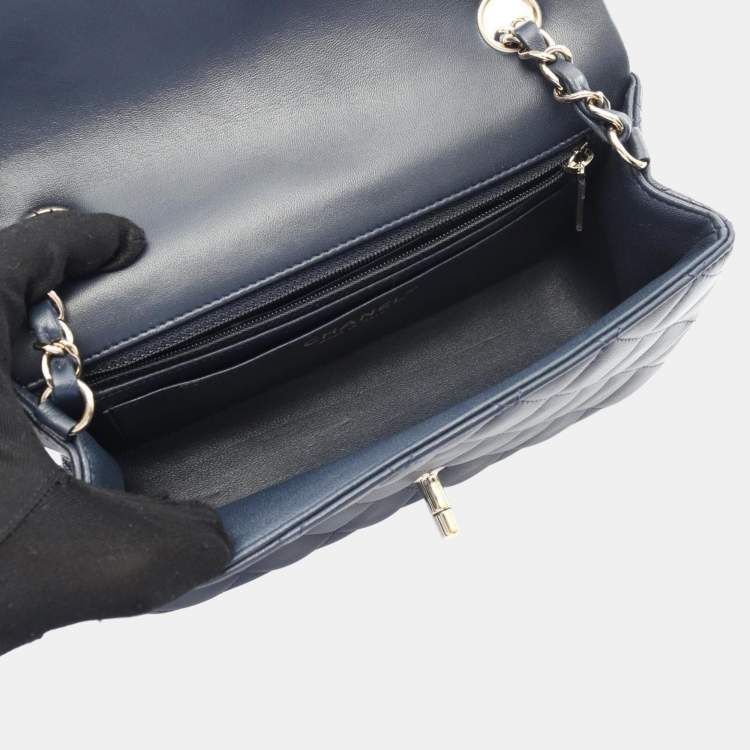 مملوكة مسبقًا Chanel Mini Matelasse 20 Shoulder Bag In Lambskin Navy Blue
