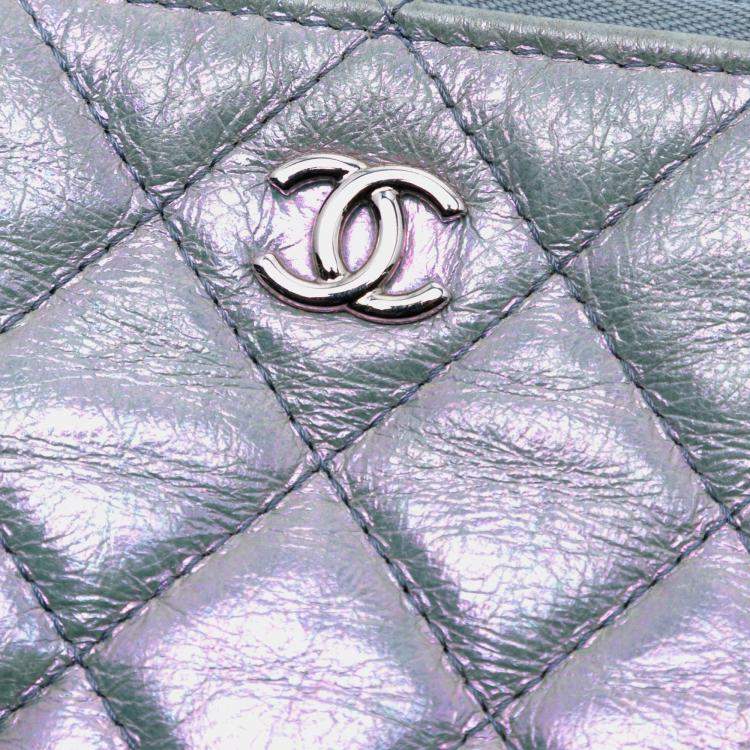 مملوكة مسبقًا Chanel Silver Medium Quilted Metallic Aged Calfskin O Case Clutch