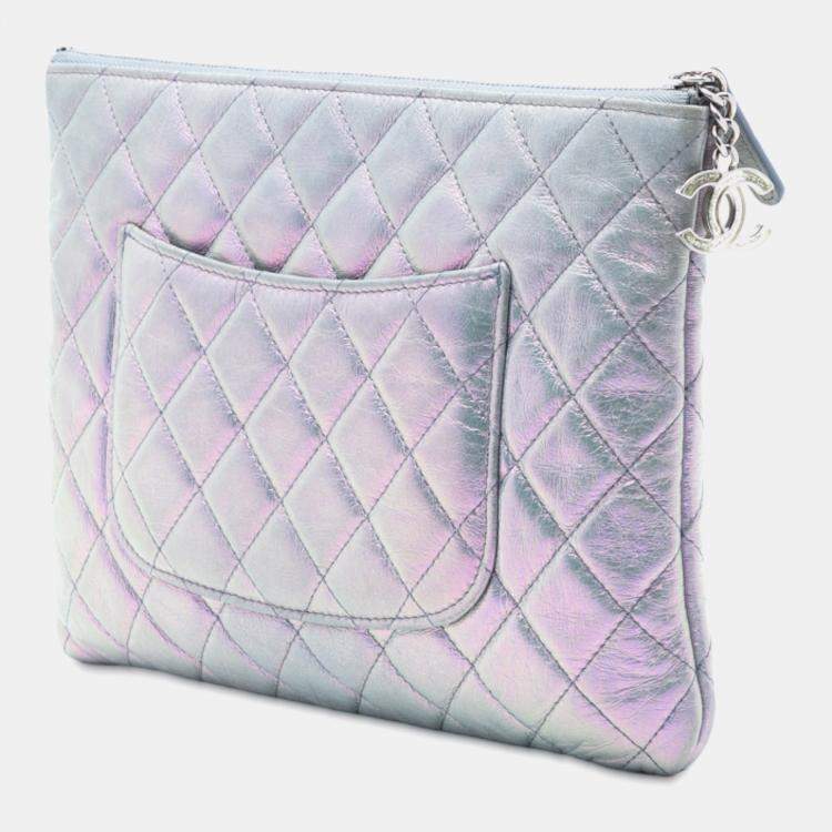 مملوكة مسبقًا Chanel Silver Medium Quilted Metallic Aged Calfskin O Case Clutch