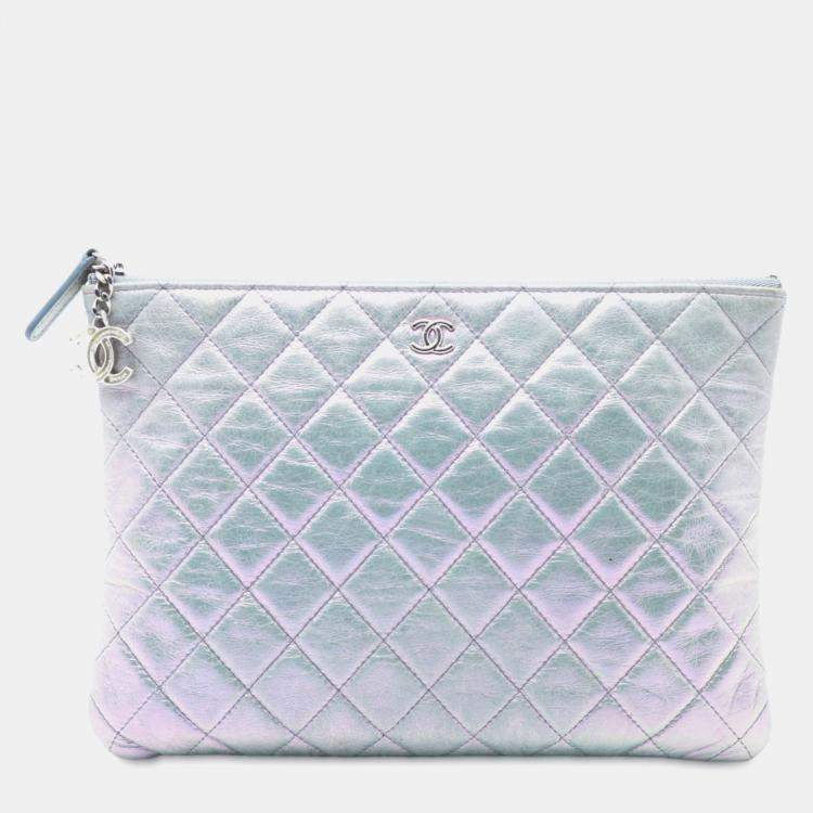 مملوكة مسبقًا Chanel Silver Medium Quilted Metallic Aged Calfskin O Case Clutch