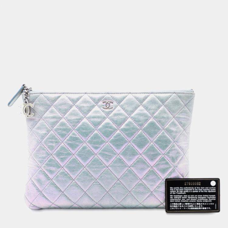 مملوكة مسبقًا Chanel Silver Medium Quilted Metallic Aged Calfskin O Case Clutch