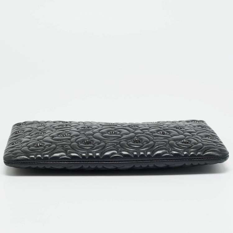 مملوكة مسبقًا Chanel Camelia Crystals Black Embossed Leather Zip Clutch