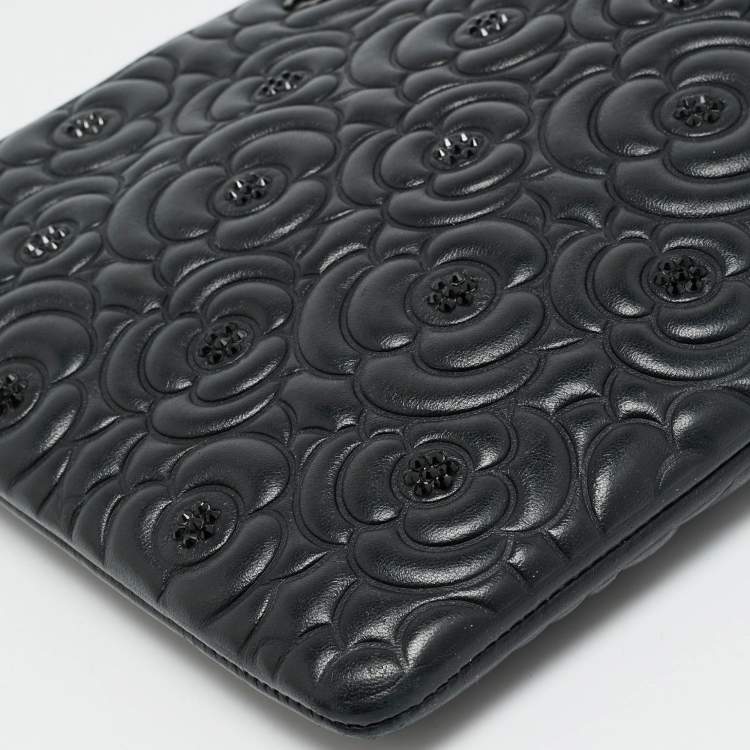 مملوكة مسبقًا Chanel Camelia Crystals Black Embossed Leather Zip Clutch