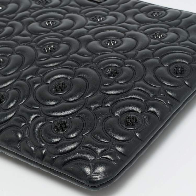 مملوكة مسبقًا Chanel Camelia Crystals Black Embossed Leather Zip Clutch