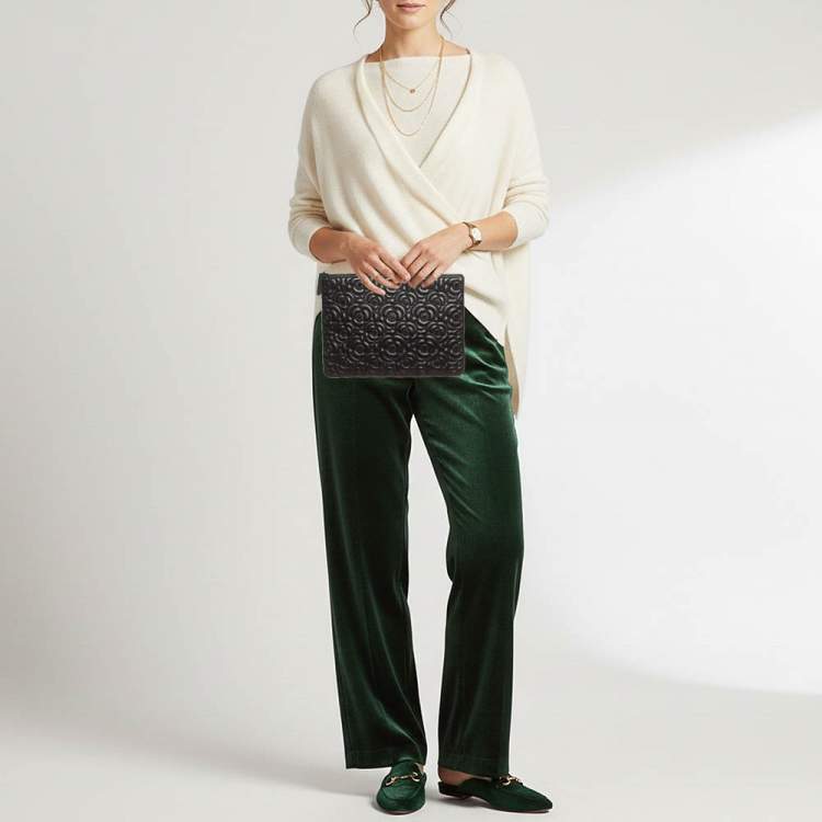 مملوكة مسبقًا Chanel Camelia Crystals Black Embossed Leather Zip Clutch