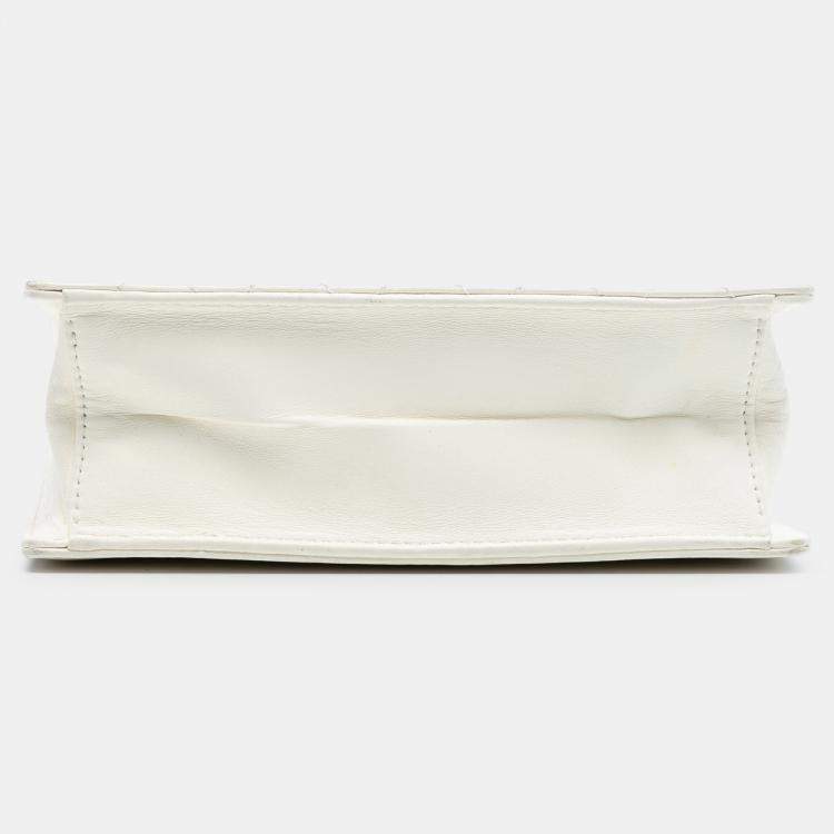 Pre Owned Chanel White Quilted Lambskin Delivery Cutout Handle Bag