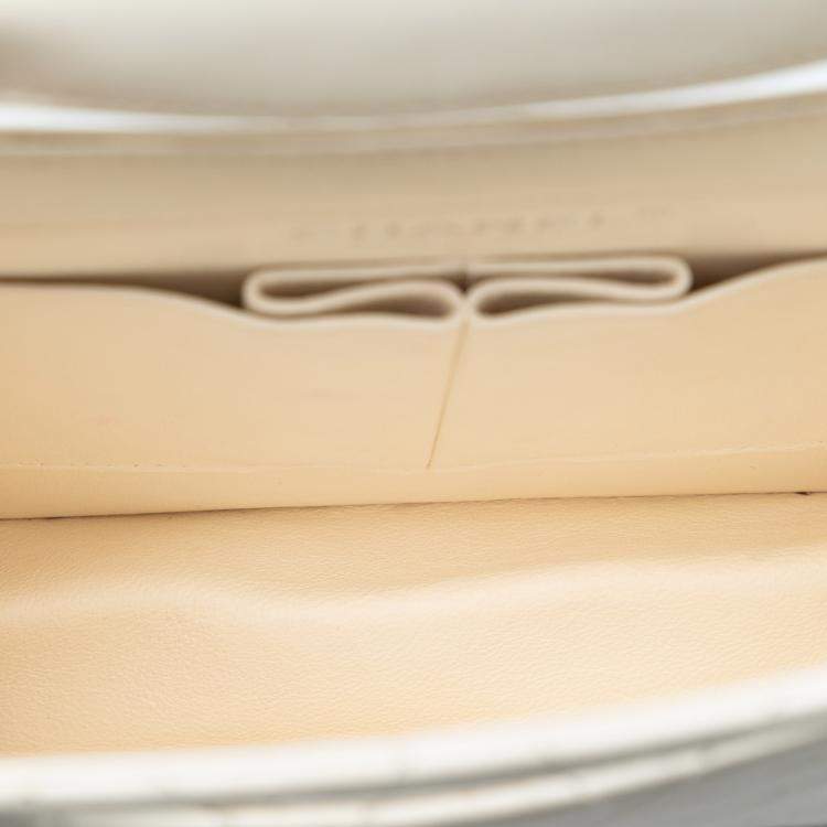 Pre Owned Chanel White Quilted Lambskin Delivery Cutout Handle Bag