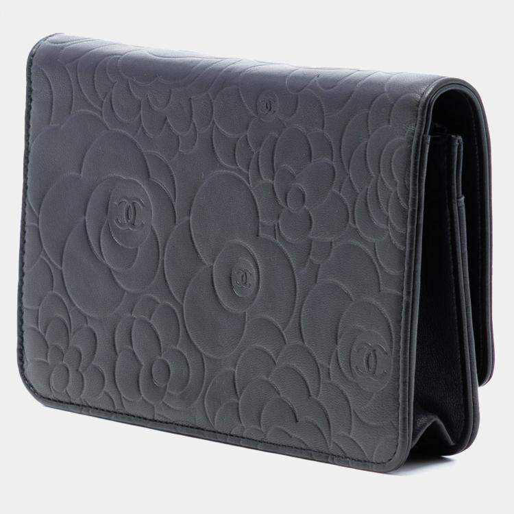 Pre Owned محفظة شانيل كاميليا على سلسلة جلد الحمل بنقش شعار CC اسود