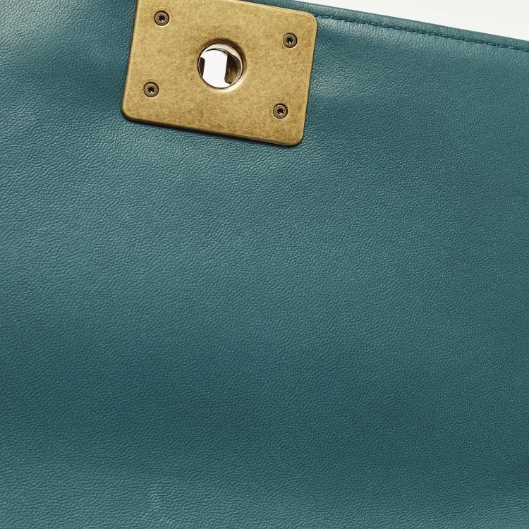 Pre Owned Chanel Paris-Cosmopolite Boy Flap Medium Green Chevron Velvet Bag