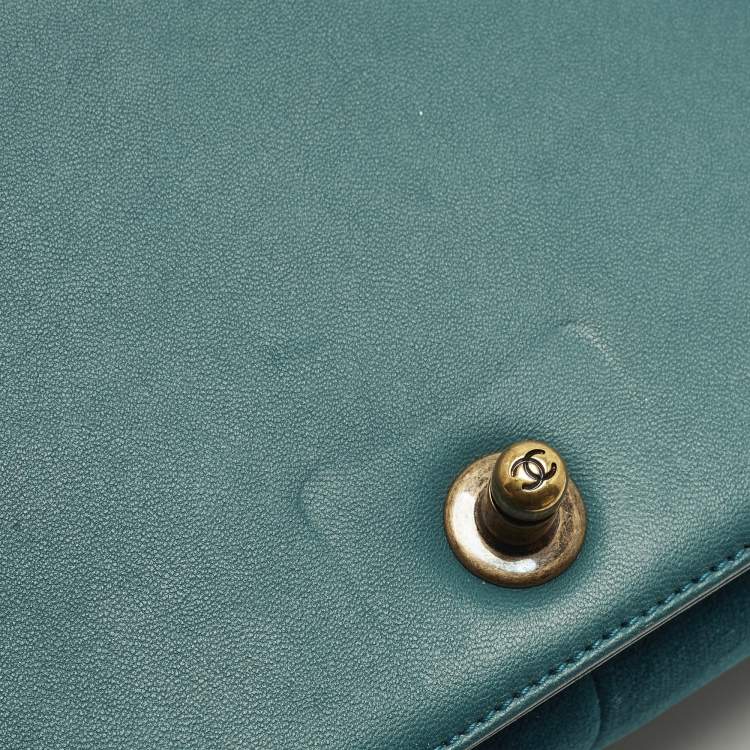 Pre Owned Chanel Paris-Cosmopolite Boy Flap Medium Green Chevron Velvet Bag