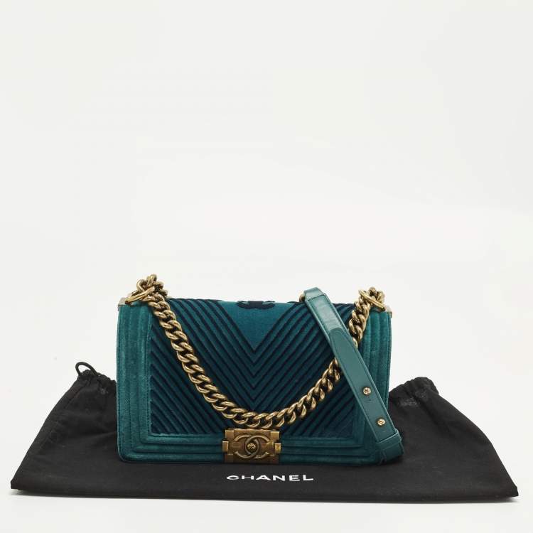 Pre Owned Chanel Paris-Cosmopolite Boy Flap Medium Green Chevron Velvet Bag