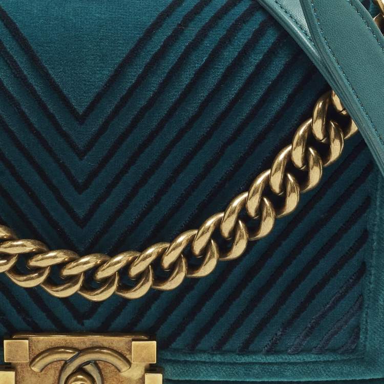 Pre Owned Chanel Paris-Cosmopolite Boy Flap Medium Green Chevron Velvet Bag