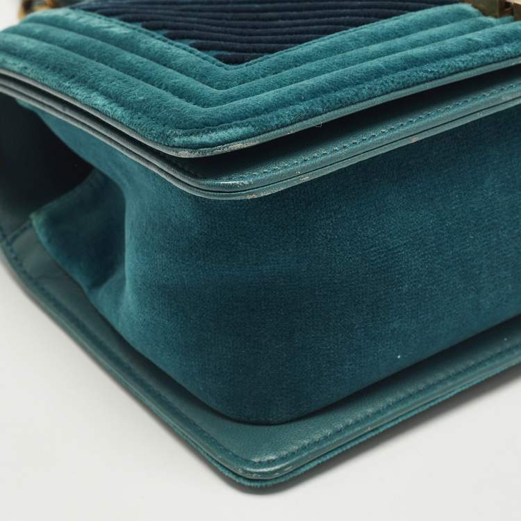 Pre Owned Chanel Paris-Cosmopolite Boy Flap Medium Green Chevron Velvet Bag