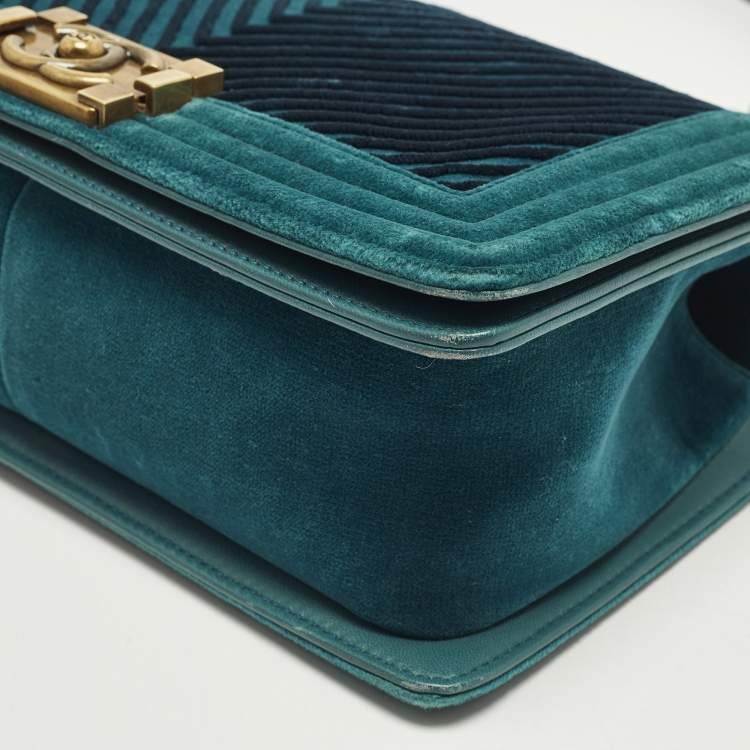 Pre Owned Chanel Paris-Cosmopolite Boy Flap Medium Green Chevron Velvet Bag