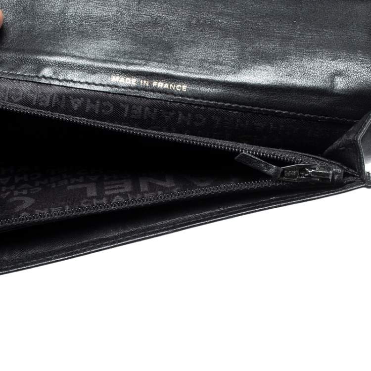 Pre Owned Chanel Black Quilted Charm Icon Leather CC Bifold Wallet