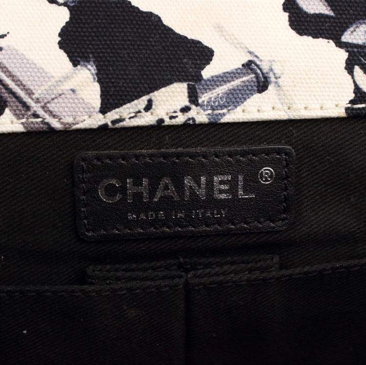 مملوكة مسبقًا Chanel Black/White Quilted Airplane Printed Canvas Medium Flap Bag