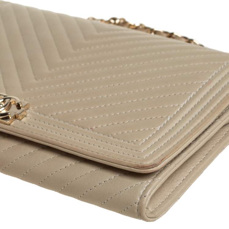 مملوكة مسبقًا Chanel Avocado Green Chevron Leather Boy Wallet on Chain