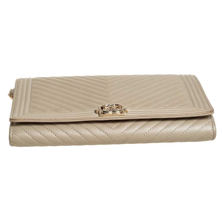 مملوكة مسبقًا Chanel Avocado Green Chevron Leather Boy Wallet on Chain