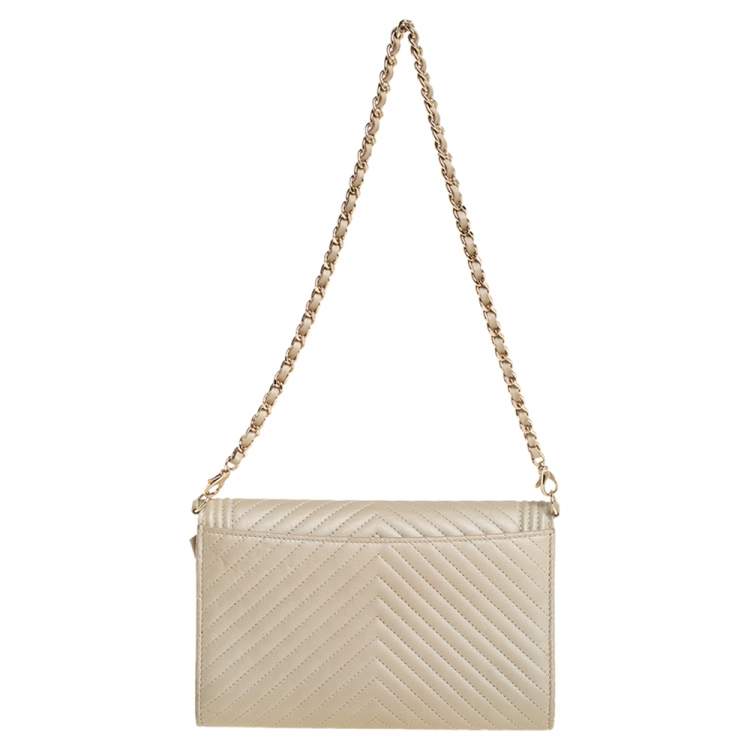 مملوكة مسبقًا Chanel Avocado Green Chevron Leather Boy Wallet on Chain