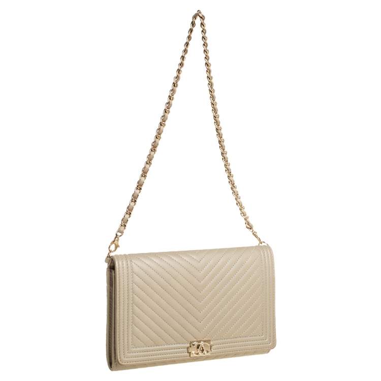 مملوكة مسبقًا Chanel Avocado Green Chevron Leather Boy Wallet on Chain