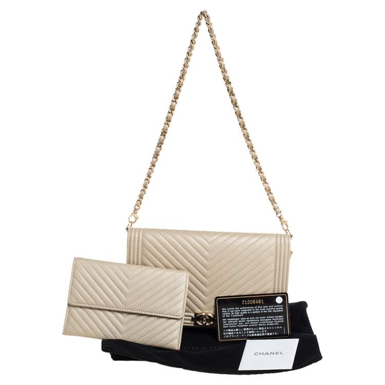 مملوكة مسبقًا Chanel Avocado Green Chevron Leather Boy Wallet on Chain