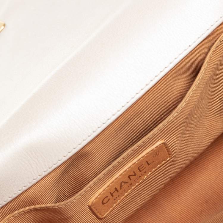 مملوكة مسبقًا Chanel Ivory Quilted Leather Medium Boy Bag