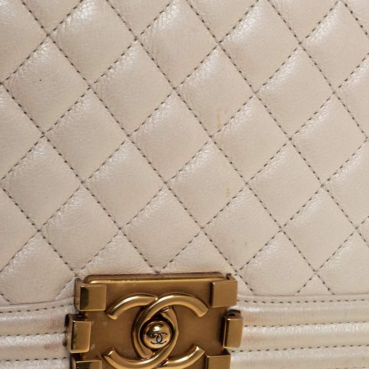 مملوكة مسبقًا Chanel Ivory Quilted Leather Medium Boy Bag