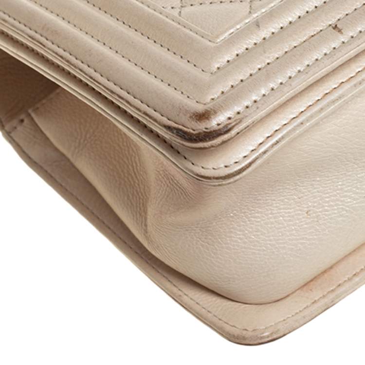 مملوكة مسبقًا Chanel Ivory Quilted Leather Medium Boy Bag