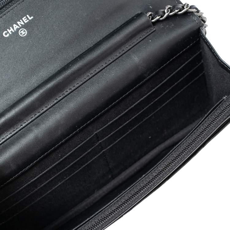 Pre Owned Chanel Black Aged Quilted Leather Lucky Charms 2.55 Reissue Wallet on Chain