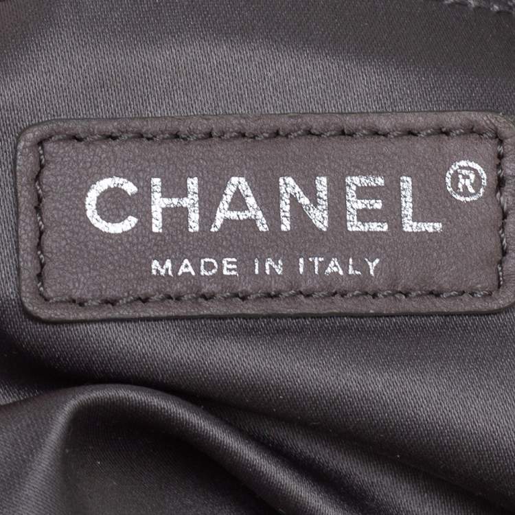 Pre Owned Chanel Black Camellia Embossed Patent Vinyl Accordion Hobo