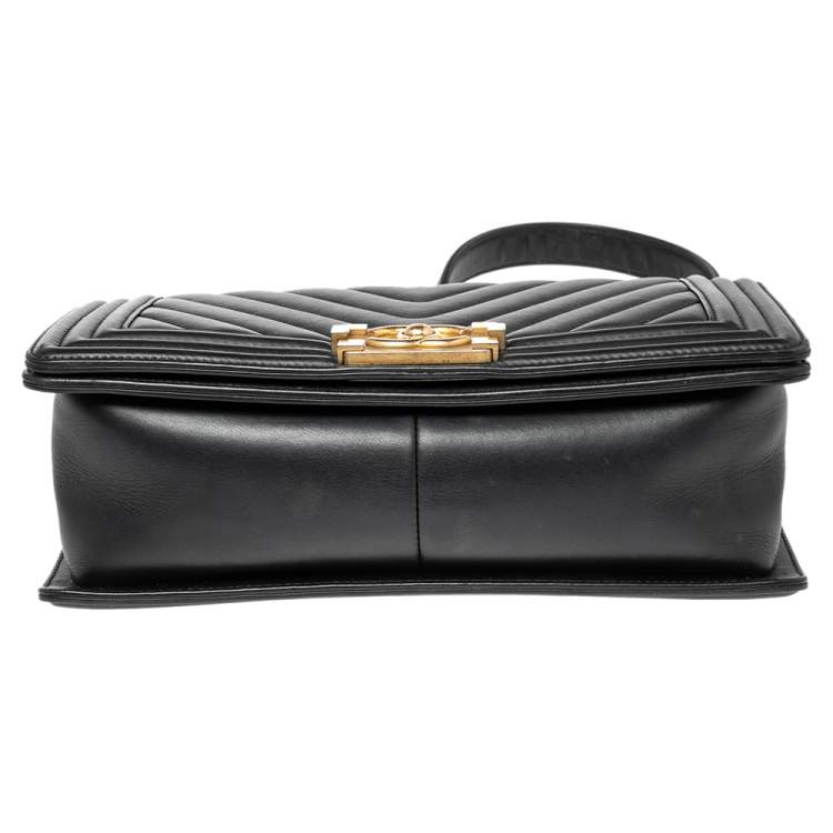 مملوكة مسبقًا Chanel Black Chevron Leather Medium Boy Flap Bag
