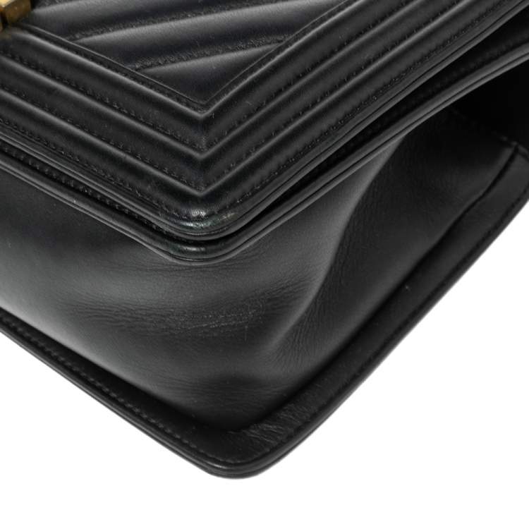 مملوكة مسبقًا Chanel Black Chevron Leather Medium Boy Flap Bag