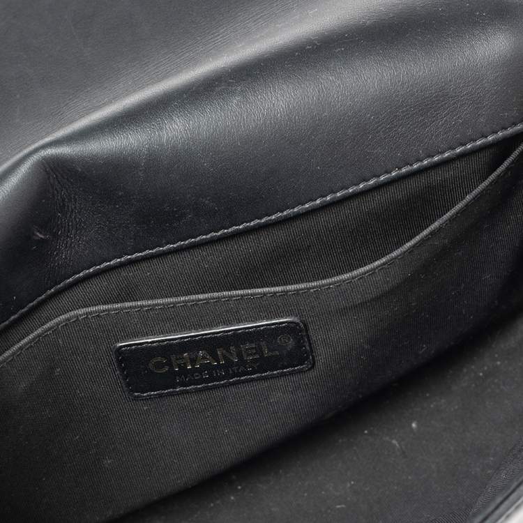 مملوكة مسبقًا Chanel Black Chevron Leather Medium Boy Flap Bag