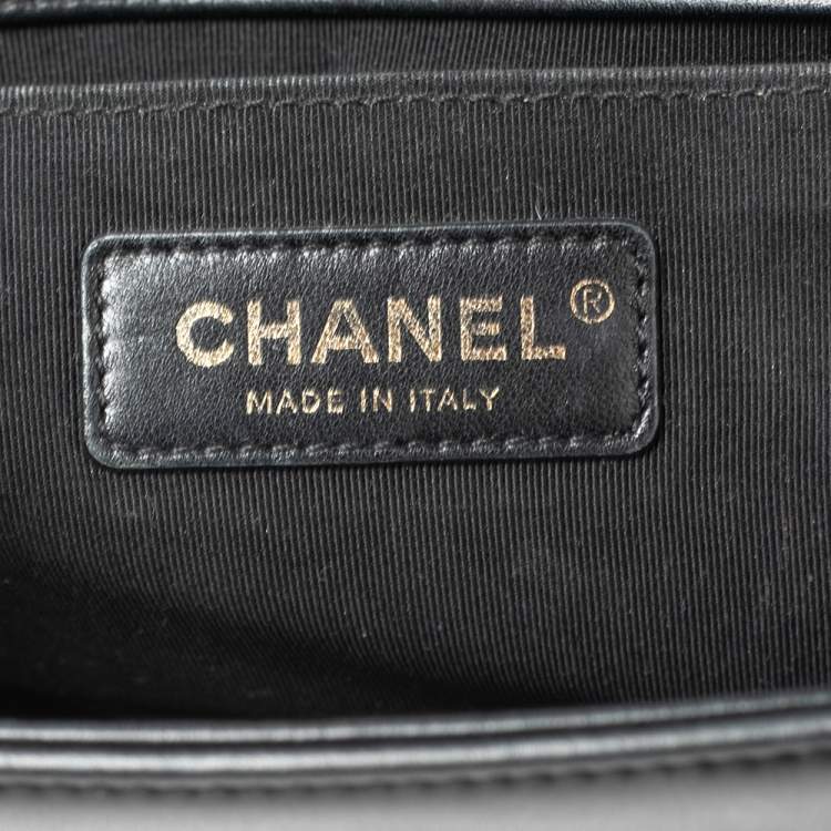 مملوكة مسبقًا Chanel Black Chevron Leather Medium Boy Flap Bag