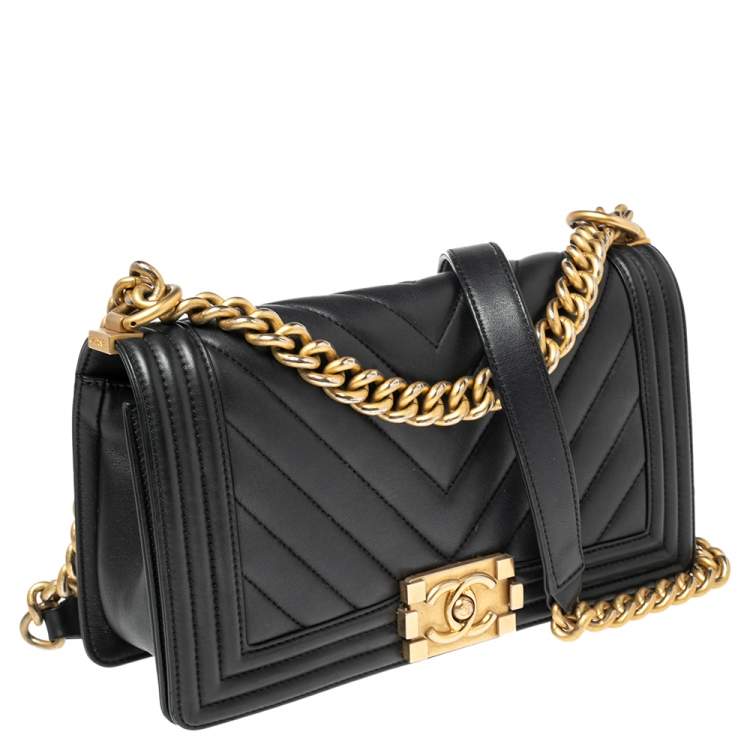 مملوكة مسبقًا Chanel Black Chevron Leather Medium Boy Flap Bag