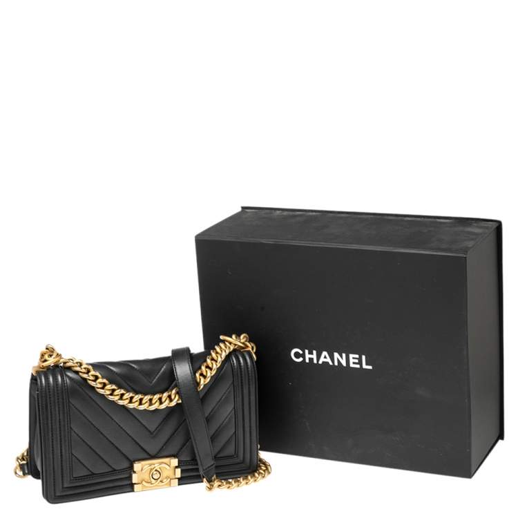 مملوكة مسبقًا Chanel Black Chevron Leather Medium Boy Flap Bag
