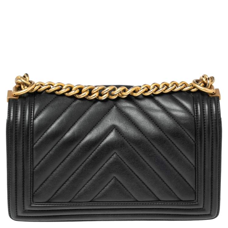 مملوكة مسبقًا Chanel Black Chevron Leather Medium Boy Flap Bag