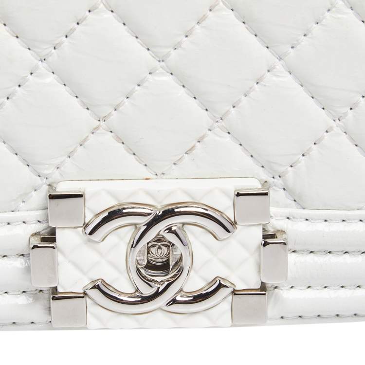 مملوكة مسبقًا Chanel White Quilted Leather Medium Boy Flap Bag
